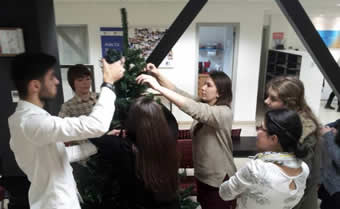 Marketing Club Students Decorate Christmas Tree