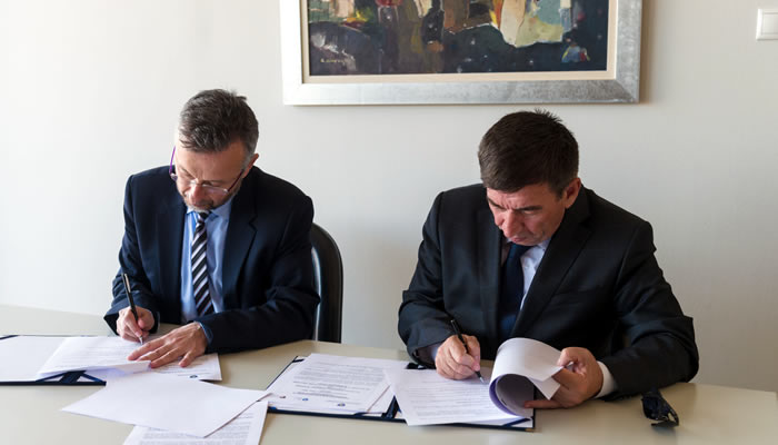 Signature of the agreement between Prof. Dr Arsim Bajrami and Mr Yannis Ververidis