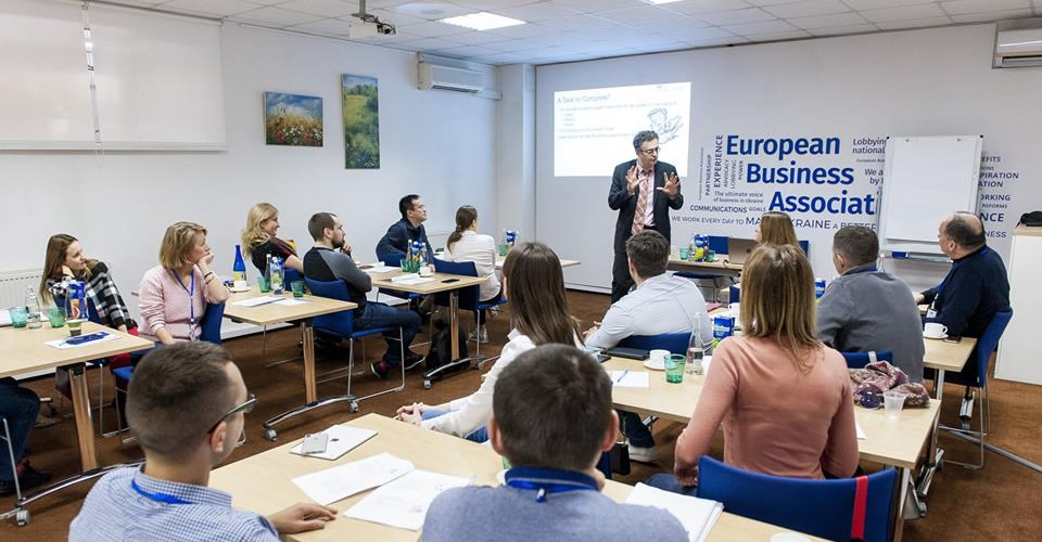 Dr Szamosi delivers unit on Human Resource Management in Kyiv